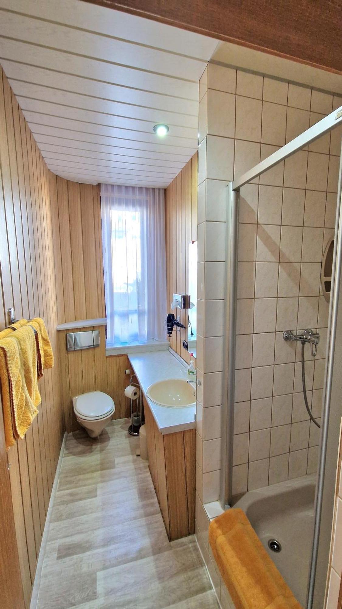 Dreibettzimmer mit eigenem externen Bad